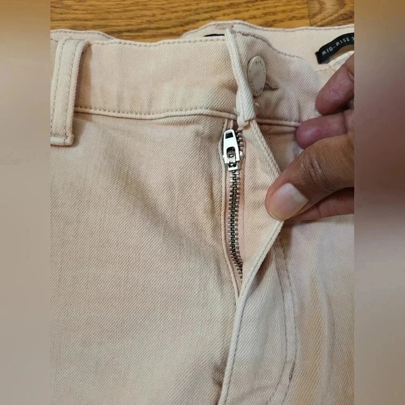 Banana Republic Mid Rise Cotton Blend 3" Shorts(32) - Picture 4 of 7